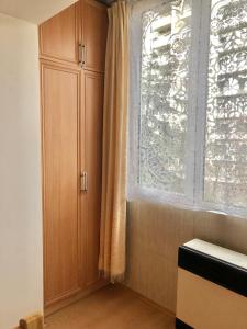 cocina con ventana grande y armario en 1 Bedroom Apartment, en Tiflis