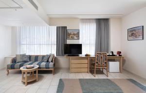 Televiisor ja/või meelelahutuskeskus majutusasutuses Legacy Hotel ַ& Convention Center Nazareth
