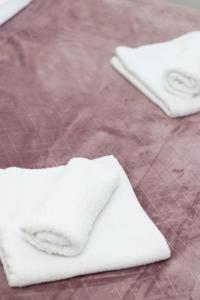 un mucchio di asciugamani bianchi seduti su un tavolo di Millennium Apartment a Bačka Palanka