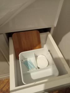 una caja blanca con un tazón y un cepillo en ella en The Manhattan Luxury suite en Jumet