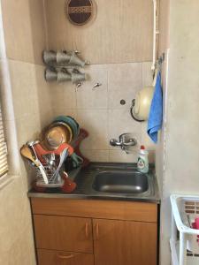 uma cozinha com um lavatório e uma bancada em 1 Bedroom Apartment em Tbilisi