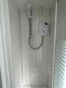 eine Dusche mit Duschkopf im Bad in der Unterkunft 1 Bed @ Factory Quater - Chard St in Nottingham