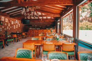 comedor con mesas y sillas de madera en Karakaya Villa Suite Hotel, en Sakarya