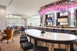 Lounge atau bar di TownePlace Suites by Marriott New Orleans Downtown/Canal Street