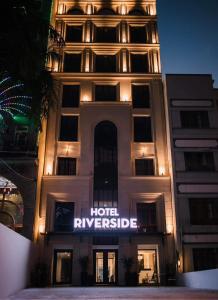 芹苴的住宿－Riverside 1 Hotel，建筑一侧有标志的酒店