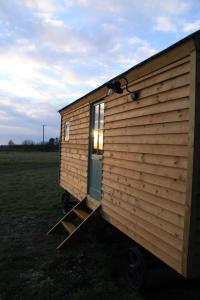 drewniany domek na polu w obiekcie The Hut at High Street Farm w mieście Sudbury