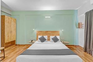 um quarto com uma cama grande num quarto em Upar Hotels Indiranagar em Bangalore
