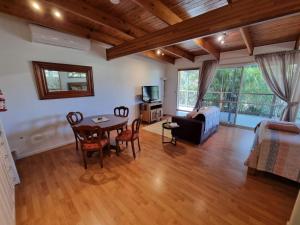 ein Wohnzimmer mit einem Tisch und einem Sofa in der Unterkunft Clandulla Cottages & Farmstay in Boyland