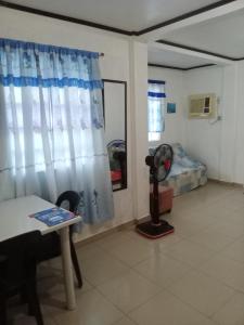 DaanbantayanにあるMatterhorn Guest Houseのベッドとファン付きの部屋が備わる客室です。