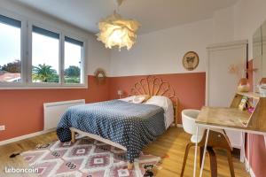 1 dormitorio con cama, mesa y ventana en VILLA LUNA - 9 couchages - terrain pétanque - wifi - netflix, en Capbreton