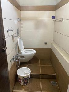 a small bathroom with a toilet and a tub at Redbell Suites Calicut in Kozhikode
