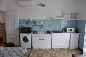 een keuken met een wasmachine en een wasmachine bij 2 pièces calme et fonctionnel in Cagnes-sur-Mer
