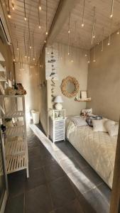 A bed or beds in a room at Miledy monolocale direttamente sul mare