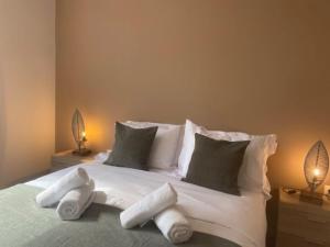 A bed or beds in a room at Athens Gem