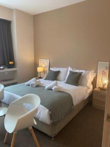 A bed or beds in a room at Athens Gem