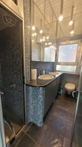 A kitchen or kitchenette at Miledy monolocale direttamente sul mare