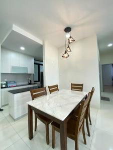 - une table à manger et des chaises dans la cuisine dans l'établissement P Residence G.L Home Stay, à Kuching