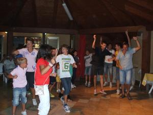 Un groupe de personnes dansant à une fête dans l'établissement Residence Il Turistico, à Zambrone
