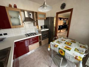 a kitchen with a table and a stove top oven at Casa Sabrina in Cernusco sul Naviglio