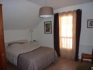 - une chambre avec un lit et une fenêtre dans l'établissement Belle vue sur montagnes proche centre 2 salons et jardin, à Barcelonnette