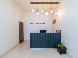 een lobby met een bureau en een bord dat de nieuwe pakken leest bij The Ivory Suites in Mombasa