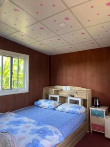 Postel nebo postele na pokoji v ubytování Rak Suan Homestay รักสวนโฮมสเตย์
