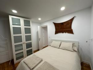 a bedroom with a large white bed in a room at Arriaga 1 in Marquina