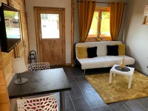 Posedenie v ubytovaní Chalet 2 personnes avec jacuzzi et piscine saisonnière partagée