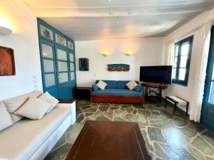 SAIL house في سكالا كاليراخيس: غرفة معيشة مع أريكة وتلفزيون