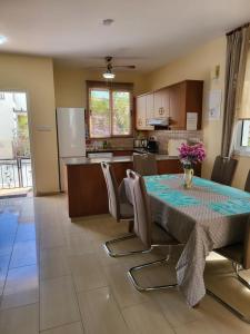a kitchen and dining room with a table and chairs at Villa Joia in Ayia Napa