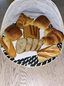 Bretenière的住宿－LA DOLCE VITA，桌上的一盘面包和糕点