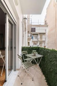 A balcony or terrace at Cozy apartment in Athens