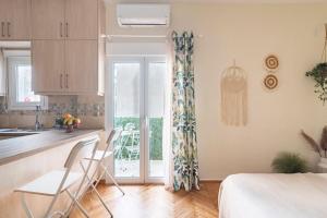 Postel nebo postele na pokoji v ubytování Cozy apartment in Athens