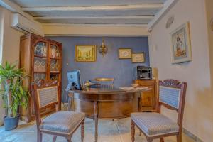 アラカティにあるErendira Hotel - Special Categoryの木製テーブルと椅子2脚が備わる客室です。