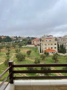 een uitzicht op de stad van achter een hek bij Jubeiha View Apartments in Amman