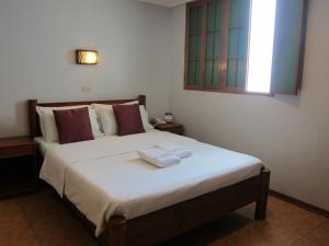 Postel nebo postele na pokoji v ubytování Nichols Airport Hotel