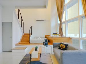 un soggiorno con divano e letto di Empire City PJ Signature Suites by Manhattan Group a Petaling Jaya