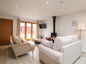 sala de estar con 2 sillas y chimenea en Fox's Den, en Fareham