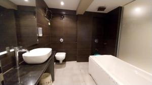 Koupelna v ubytování Hotel Merakee - Near Dahisar Mira Road Mumbai