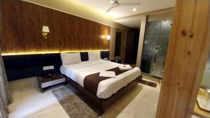 Postel nebo postele na pokoji v ubytování Hotel Merakee - Near Dahisar Mira Road Mumbai
