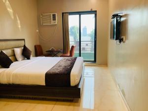 Postel nebo postele na pokoji v ubytování Hotel Merakee - Near Dahisar Mira Road Mumbai