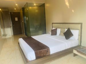 Postel nebo postele na pokoji v ubytování Hotel Merakee - Near Dahisar Mira Road Mumbai
