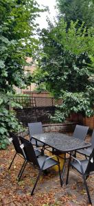 een picknicktafel en stoelen in de tuin bij 1 bed flat near Little Venice and Paddington in Londen