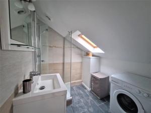 bagno con lavandino e lavatrice di Bel Appartement Hypercentre a Tours