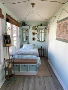 um quarto com uma cama e uma mesa em Solar Roof, eco-friendly home em Baltimore