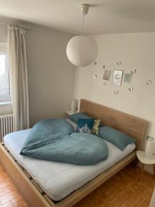 Un pat sau paturi într-o cameră la Lake Apartment Ischia Green