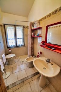 ein Badezimmer mit zwei Waschbecken und einem WC in der Unterkunft Villa Laura - Putzu Idu in Putzu Idu