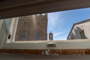 オルヴィエートにあるApartment Orvietoの窓からレンガ造りの建物を望めます。