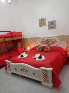 A bed or beds in a room at Mary Home - Casa Vacanza Taormina