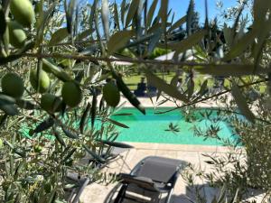 een stoel naast een zwembad bij Mas de Nonin St Rémy de Provence in Noves